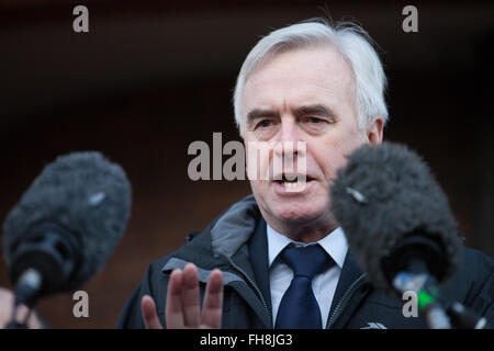 London, UK. 24. Februar 2016. John McDonnell, Schatten-Kanzler und Arbeits-Wartungstafel für Hayes und Harlington, Adressen-Klima-Aktivisten und Unterstützer der Heathrow 13 vor Urteilsverkündung am Willesden Magistrates Court. Bildnachweis: Mark Kerrison/Alamy Live-Nachrichten Stockfoto