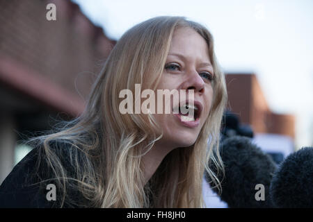 London, UK. 24. Februar 2016. Sian Berry, die grüne Partei London bürgermeisterliche Kandidat, Adressen-Klima-Aktivisten und Unterstützer der Heathrow 13 vor Urteilsverkündung am Willesden Magistrates Court. Bildnachweis: Mark Kerrison/Alamy Live-Nachrichten Stockfoto