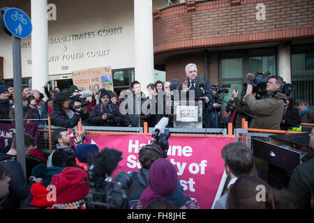 London, UK. 24. Februar 2016. John McDonnell, Schatten-Kanzler und Arbeits-Wartungstafel für Hayes und Harlington, Adressen-Klima-Aktivisten und Unterstützer der Heathrow 13 vor Urteilsverkündung am Willesden Magistrates Court. Bildnachweis: Mark Kerrison/Alamy Live-Nachrichten Stockfoto