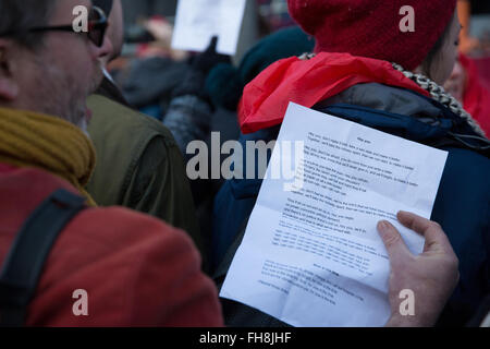 London, UK. 24. Februar 2016. Unterstützer der Heathrow 13 singen außerhalb Willesden Magistrates Court. Bildnachweis: Mark Kerrison/Alamy Live-Nachrichten Stockfoto
