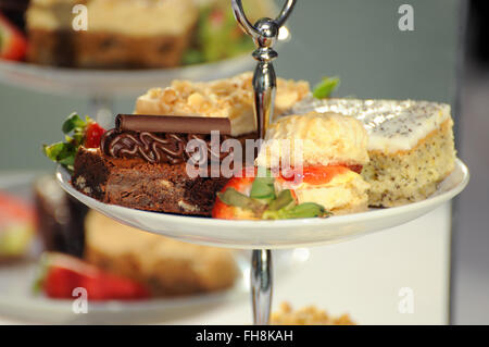 Torten auf der Torte stehen am Buffet. Selektiven Fokus mit gute Trennung der Tiefe. Stockfoto