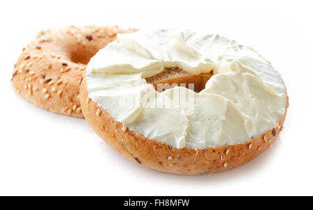 Bagel mit Frischkäse, isoliert auf weißem Hintergrund Stockfoto