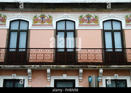 Fenster und Balkone in Praza da Republica, Vila Praia de Ancora, Provinz Minho, Nord-Portugal Stockfoto