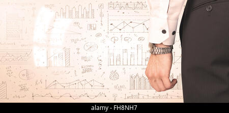 Geschäftsmann mit Diagrammen und Grafiken Stockfoto