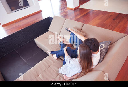 junges Paar vor dem Fernseher zu Hause Stockfoto