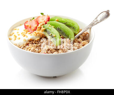 Gesundes Frühstück, Schüssel Müsli mit Joghurt und frischem Obst auf weißem Hintergrund Stockfoto