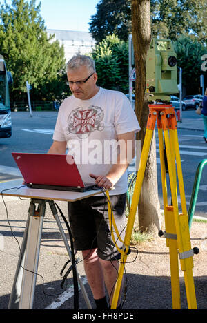 Landvermessung mit Leica TCR 307 Theodolit und Laptop-Computer Strasbourg Elsass Frankreich Europa Stockfoto