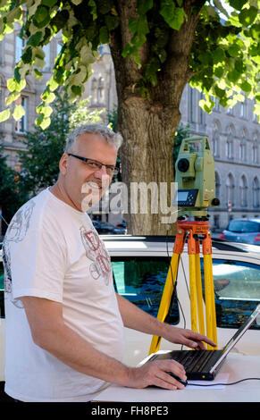 Landvermesser Maßnahmen mit Leica TCR 307 Theodolit und Laptop-computer Stockfoto