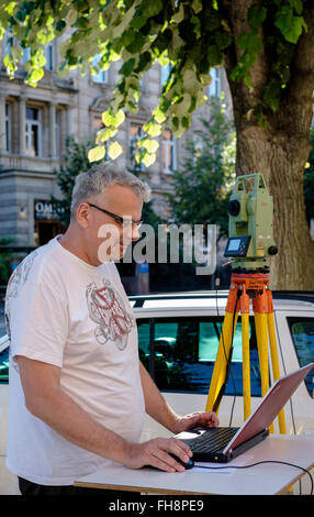 Geometers Maßnahmen mit LEICA TCR307 Theodolit und Laptop Frankreich Europa Stockfoto