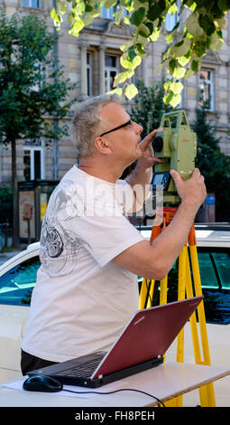 Landvermesser Maßnahmen mit Leica TCR 307 Theodolit und Laptop-computer Stockfoto