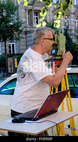 Landvermesser, der Baumaßnahmen mit Leica TCR 307 Theodolite und Laptop-Computer durchführt, Straßburg, Elsass, Frankreich, Europa Stockfoto