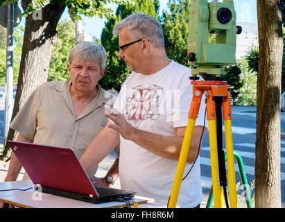 Landvermesser Maßnahmen mit Leica TCR 307 Theodolit und Laptop-computer Stockfoto