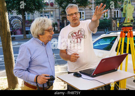 Landvermesser Maßnahmen mit Leica TCR 307 Theodolit und Laptop-computer Stockfoto