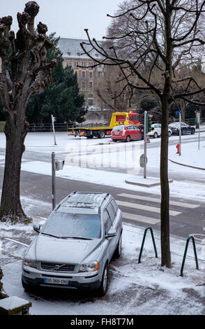 Geparktes Auto auf Asphalt und Schnee in der Stadt, Straßburg, Elsass, Frankreich, Europa Stockfoto