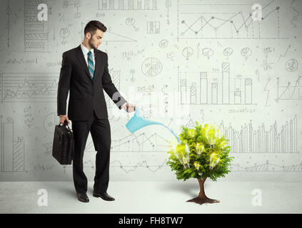 Business man gießt Wasser auf Glühbirne wachsenden Baum Stockfoto