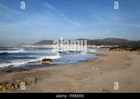 Kessel Dune Beach/Praia da Duna do Caldeirao, Vila Praia de Ancora im Hintergrund, in der Provinz Minho, Nordportugal Stockfoto