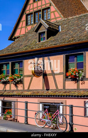 Fachwerk Haus und Bike, 'Marco Polo' Restaurant La Petite France, Straßburg, Elsass, Frankreich Stockfoto