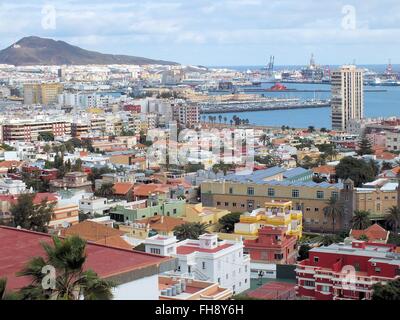 Von der höheren Stadtteil Ciudad Jardin Panoramablick auf Sta Catalina, der Marina Club Nautico und der große Hafen Puerto De La Luz - Januar 2016 genießen Sie Stockfoto