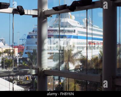 Das moderne Kaufhaus in Puerto De La Cruz in Las Palmas bietet eine breite Palette von waren und zu zahlreichen Restaurants, der einen herrlichen Blick auf den Hafen - Januar 2016 Stockfoto