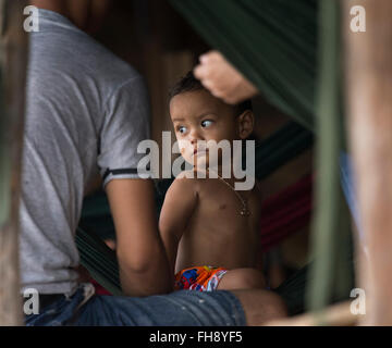 Junge Kinder und Erwachsene in West Bay, Siem Reap, Kambodscha Stockfoto