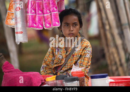 junge Frau Anbieter in West Bay, Siem Reap, Kambodscha Stockfoto