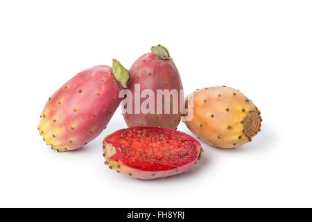 Ganze und halbe frische Reifen Kaktusfeigen auf weißem Hintergrund Stockfoto