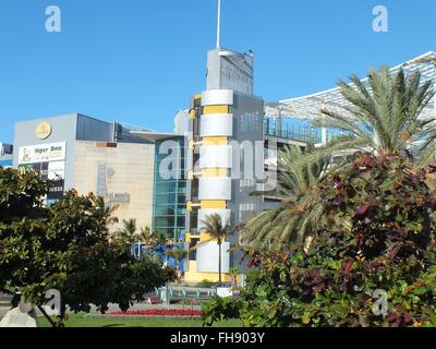 Das moderne Kaufhaus in Puerto De La Cruz in Las Palmas bietet eine breite Palette von waren und zahlreiche Restaurants aus einen tollen Blick auf den Hafen - Januar 2016 Stockfoto