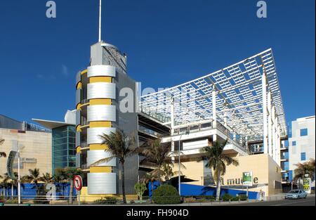 Das moderne Kaufhaus in Puerto De La Cruz in Las Palmas bietet eine breite Palette von waren und zahlreiche Restaurants aus einen tollen Blick auf den Hafen - Januar 2016 Stockfoto