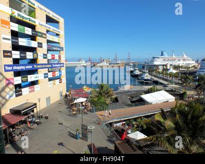 Das moderne Kaufhaus in Puerto De La Cruz in Las Palmas bietet eine breite Palette von waren und zu zahlreichen Restaurants, der einen herrlichen Blick auf den Hafen - Januar 2016 Stockfoto