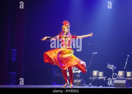 Colombo, Sri Lanka. 24. Februar 2016. Eine Schauspielerin führt Tanz bei einem Konzert zum chinesischen Neujahrsfest in Colombo, die Hauptstadt Sri Lankas, 23. Februar 2016 feiern. Bildnachweis: Xinhua/Alamy Live-Nachrichten Stockfoto