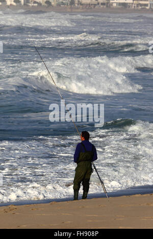 Mann Meeresangeln vom Sandstrand entfernt, Provinz Minho, Nordportugal Stockfoto