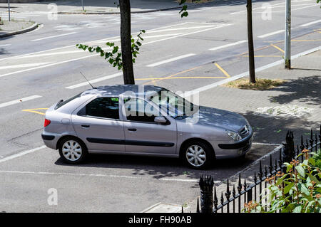 Auto geparkt auf Asphalt, Straßburg, Elsass, Frankreich Stockfoto