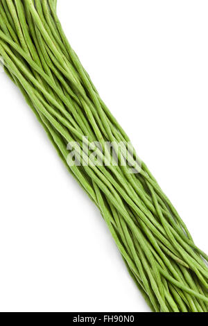 Bündel von frischen chinesischen lange Bohnen auf weißem Hintergrund Stockfoto
