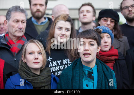 London, UK. 24. Februar 2016. Die "Heathrow 13" vor Urteilsverkündung am Willesden Magistrates Court. Bildnachweis: Mark Kerrison/Alamy Live-Nachrichten Stockfoto