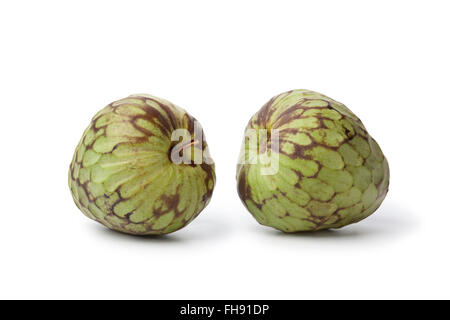 Paar ganz Cherimoya Frischobst isoliert auf weißem Hintergrund Stockfoto