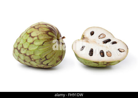 Ganze und teilweise Cherimoya Frischobst isoliert auf weißem Hintergrund Stockfoto