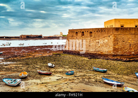 Blick auf La Caleta Strand in Cadiz, mit der Burg von Santa Catalina in der Vordergrund Ameise die Burg von San Sebastian in der bac Stockfoto