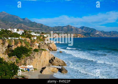 Blick von der nördlichen Küste von Nerja am Mittelmeer an der Costa Del Sol, Spanien, mit Calahonda Strand in der fo Stockfoto