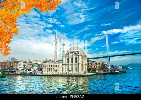 Ortakoy-Moschee und die Bosporus-Brücke, Istanbul, Türkei. Stockfoto