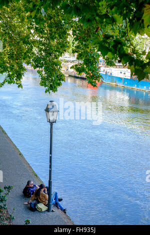 2 Männer ruhen am Ufer des Kranken, Straßburg, Elsass, Frankreich, Europa Stockfoto