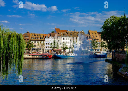 "Quai des Pêcheurs" Fischer Kai mit Lastkähne auf dem Fluss Ill und Waterfront Häuser, Straßburg, Elsass, Frankreich Stockfoto