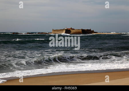 Forte da Insua Burg auf kleiner Insel in Praia de Moledo, in der Nähe von Caminha, Minho Provinz, Nord-Portugal Stockfoto