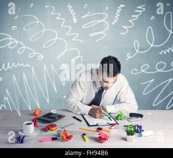 Müde Büroangestellte mit gezeichneten Linien chaotisch Stockfoto