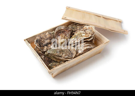 Frische rohe Austern in einer Box auf weißem Hintergrund Stockfoto