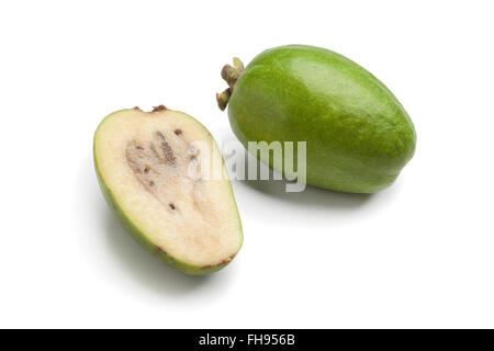 Ganze und halbe Feijoa Frischobst auf weißem Hintergrund Stockfoto