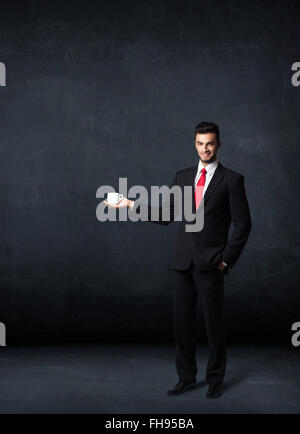 Geschäftsmann hält eine weiße Tasse Stockfoto