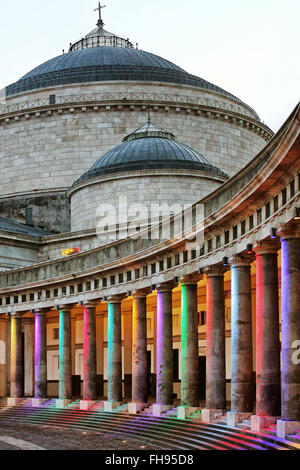 Neapel, Italien - 6. Januar 2016: Der Kolonnade rund um den Platz in zwei Hälften mit der königlichen Basilika des Heiligen Franziskus von Stockfoto