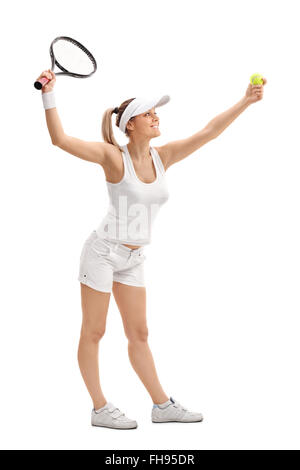 Voller Länge Profil Schuss eine Tennisspielerin dienen isolierten auf weißen Hintergrund Stockfoto