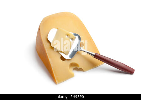 Stück holländische Bauern Käse mit einem Käsehobel auf weißem Hintergrund Stockfoto