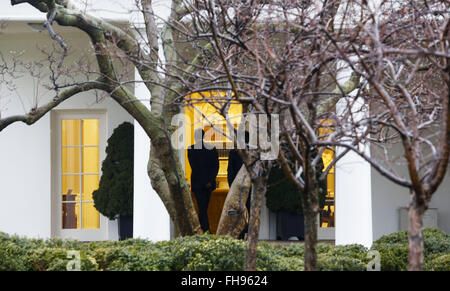 Washington, District Of Columbia, USA. 23. Februar 2016. US-Präsident Barack Obama kehrt in das Oval Office des weißen Hauses, nach dem Besuch eines DSCC Roundtables im Jefferson Hotel in Washington, DC, 23. Februar 2016. Bildnachweis: Aude Guerrucci/Pool über CNP © Aude Guerrucci/CNP/ZUMA Draht/Alamy Live-Nachrichten Stockfoto